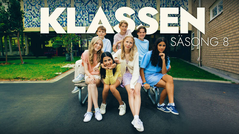 Klassen säsong 8. Medverkande: Bakre raden fr v. Edvin (Oliver), Alexander (Milton) och Benjamin (Ivan). Främre raden fr v. Meja (Smilla), Alice (Paratesh), Estelle (Cilla) och Lea (Isabelle).