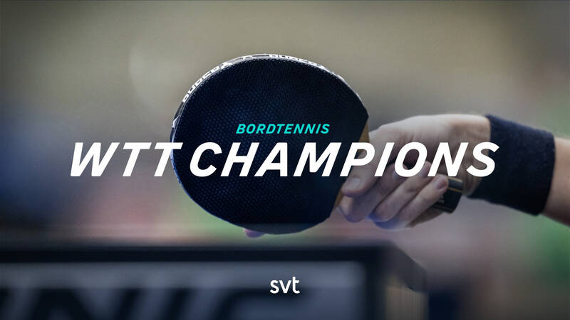 En hand håller en bordtennisracket, fokuserad på spelets intensitet. Affischbild för Bordtennis: WTT Champions.