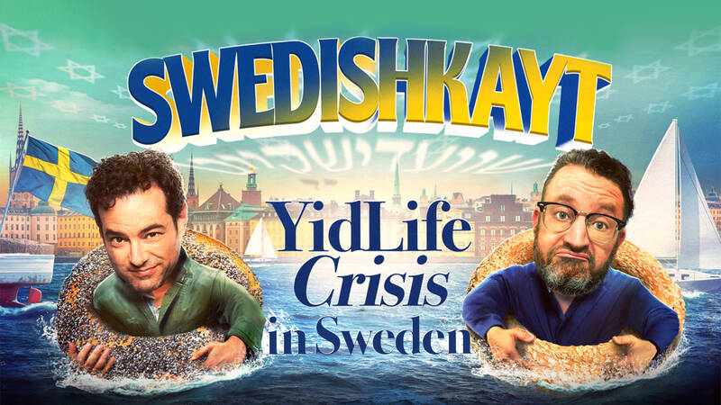 Swedishkayt - YidLife Crisis in Sweden Komediduon YidLife Crisis utforskar Sveriges judiska kultur och jiddisch, ett skyddat språk. Med humor upptäcker de en oväntad kulturell renässans och firar språkets och identitetens kraft i en inspirerande resa.