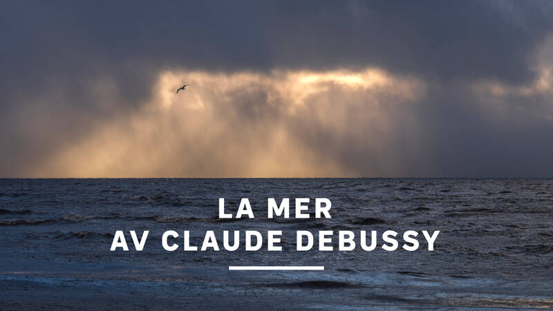 Debussys orkesterverk La mer, Havet är komponerat i tre satser eller tre symfoniska skisser som Debussy själv föredrog att kalla det istället för symfoni eller symfonisk dikt. Musiken skimrar i såväl pentatoniska skalor som överdådiga vågor. - La mer av Claude Debussy