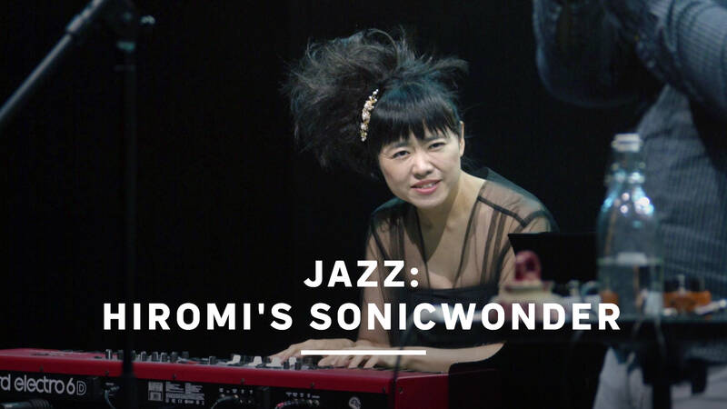 Den japanska pianisten Hiromi Uehara har varit en av den internationella jazzscenens fixstjärnor under sin mer än 20 år långa karriär, berömd för sin virtuosa teknik och energiska scenframträdanden. Här ser vi henne tillsammans med hennes nya grupp Sonicwonder i en inspelning från jazzfestivalen i Vienne sommaren 2024. - Jazz: Hiromi's Sonicwonder
