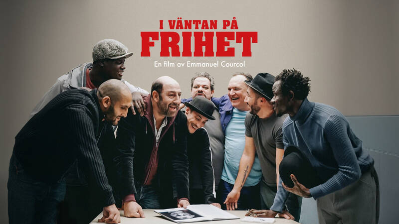 En dramakomedi om skådespelaren Etienne som får i uppdrag att starta en teatergrupp på ett fängelse. Han sätter upp pjäsen I väntan på Godot med internerna och när föreställningen blir en succé så erbjuds det ovanliga kompaniet en turné utanför fängelsemurarna. - I väntan på frihet