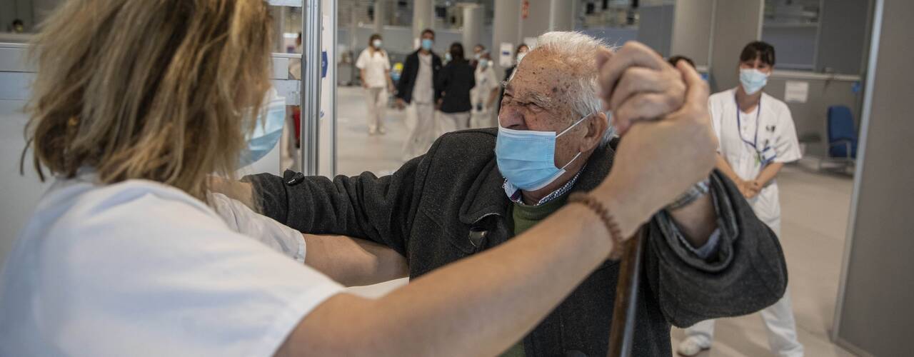 Antonio Garcia, 95, dansar med vårdpersonal på vaccinationscenter i Spanien.