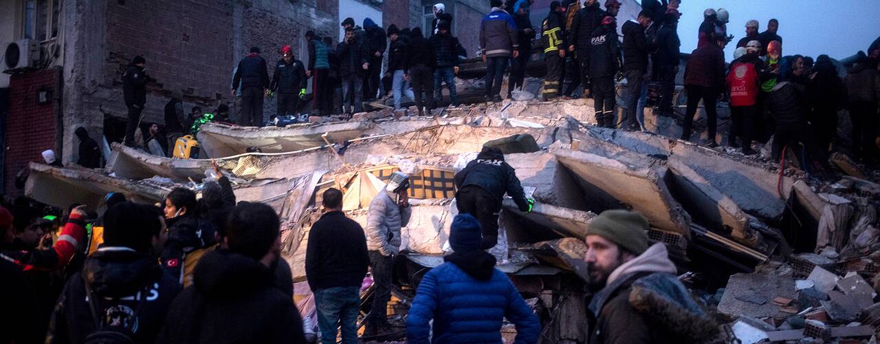 Personer söker igenom rasmassorna i staden Diyarbakir i södra Turkiet.