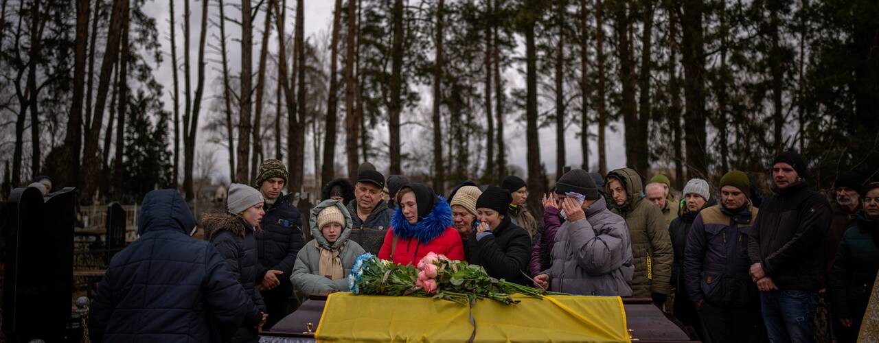 Människor sörjer på begravning av en volontärsoldat i Brovary i närheten av Kiev.