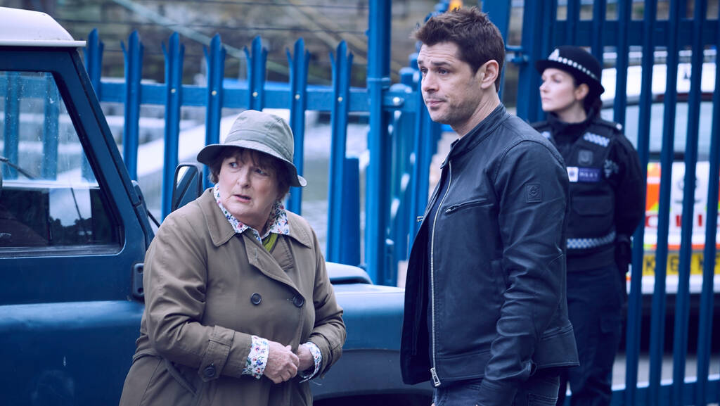 Calls hours. Бренда Блетин и Кенни Даути. Vera TV Series Season 12