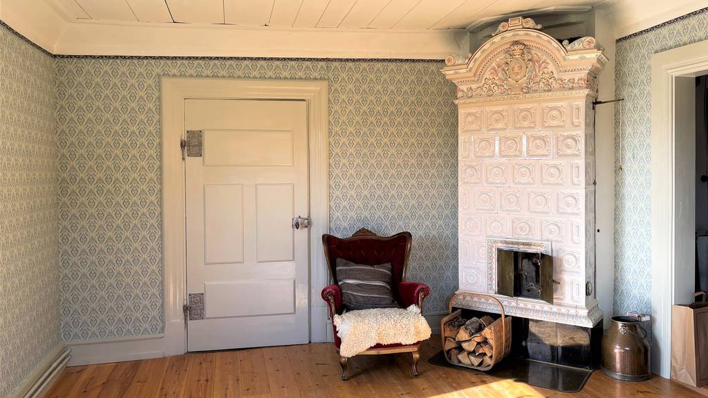 Bergsmansgården Vilkesbacka i Falun, Dalarna - syntolkat