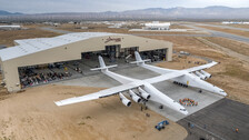 I Mojave-öknen i Kalifornien har det största flygplan som världen någonsin skådat byggts. Det har dubbla vingspann med sex motorer och är lika brett som en fotbollsplan är lång. Det ska nu testas att flygas, en ny milstolpe för ingenjörskonsten.