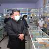 Nordkoreas ledare Kim Jung-un inspekterar ett apotek i Pyongyang, Nordkoreas huvudstad. 