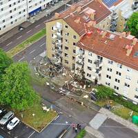 Flygbild där man ser de förstörda balkongerna på hyreshusen efter explosionen.