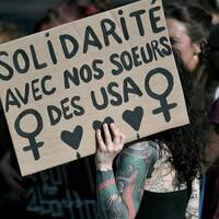 Kvinnor demonstrerar mot abortbeslutet i Frankrike.
