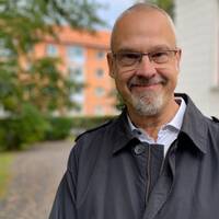 Porträttbild på Tomas Borin (VFP), ordförande i regionfullmäktige i Region Sörmland.