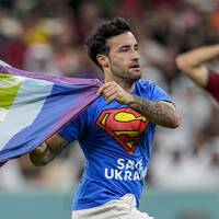 Mario Ferri sprang in med en regnbågsflagga under matchen mellan Portugal och Uruguay.