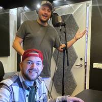 Bild på två män in keps som står vid en mikrofon. Männen kallas Elov och Beny och kommer från Örebro. De ska vara med i Melodifestivalen 2023.