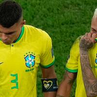 Thiago Silva och Neymar var ledsna efter Brasiliens förlust mot Kroatien.