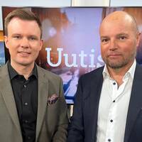 Toimittajat Matias Åberg (vasemmalla) ja Osmo Tekoniemi (oikealla) SVT:n uutisstudiossa Tukholmassa.