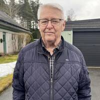 Jan Ericson, som bor i Taberg, står i ett bostadsområde och kollar in i kameran.