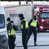 Polis och passkontrollanter på plats och kontrollerar fordon vid gränskontrollen efter betalstationen på Lernacken på den svenska sidan av Öresundsbron.
