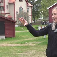 Arrangören Emma Molin visar festivalområdet i Vilhelmina.