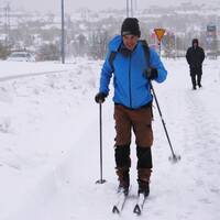 I klippet: Här skidar Alexander Linder till jobbet genom ett snötäckt Kiruna redan i september.