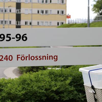 Vägskyltar som visar väg till barnsjukhuset och kvinnokliniken samt förlossningen vid Akademiska sjukhuset i Uppsala.