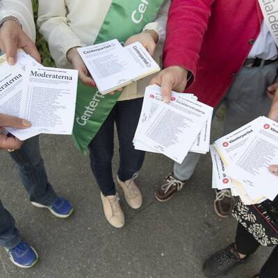 Valsedlar delas ut utanför Viks skola på Värmdö.