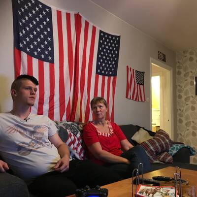 Martin Andersson och hans mamma Catarina Nilsson sitter i soffan i hans vardagsrum.