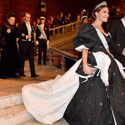 Kronprinsessan Victoria och James Peebles, Nobelpristagare i fysik anländer till Nobelbanketten i Stadshuset.