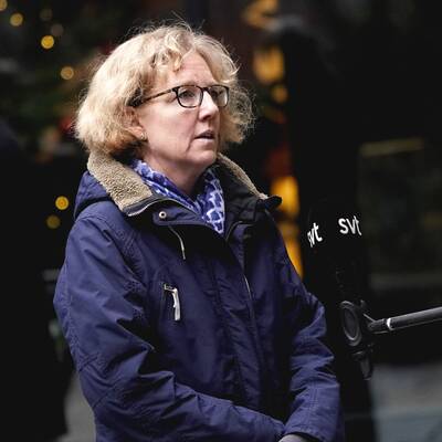 Smittskyddsläkare Eva Melander intervjuas utomhus efter Region Skånes presskonferens på onsdagen i Västra hamnen i Malmö.