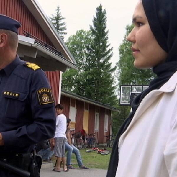 En bild på polisen Stephen Jerand och en asylsökande kvinna.