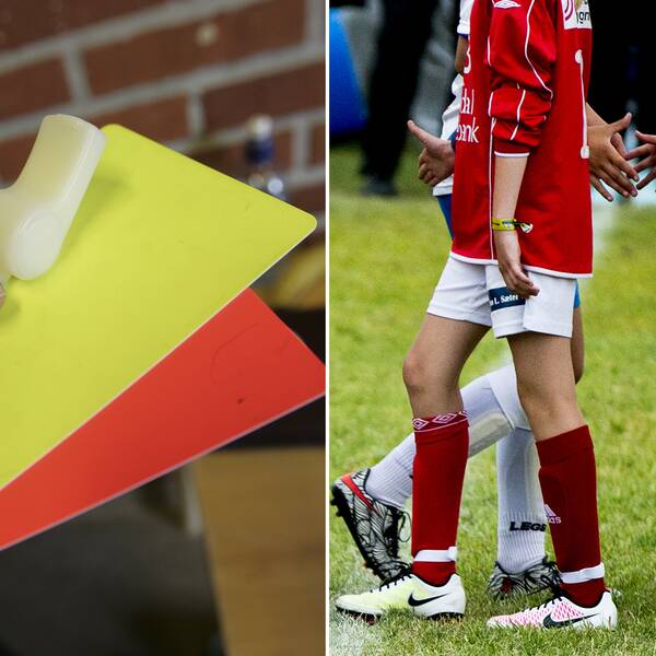 Gult och rött kort. Fotbollsspelares ben.