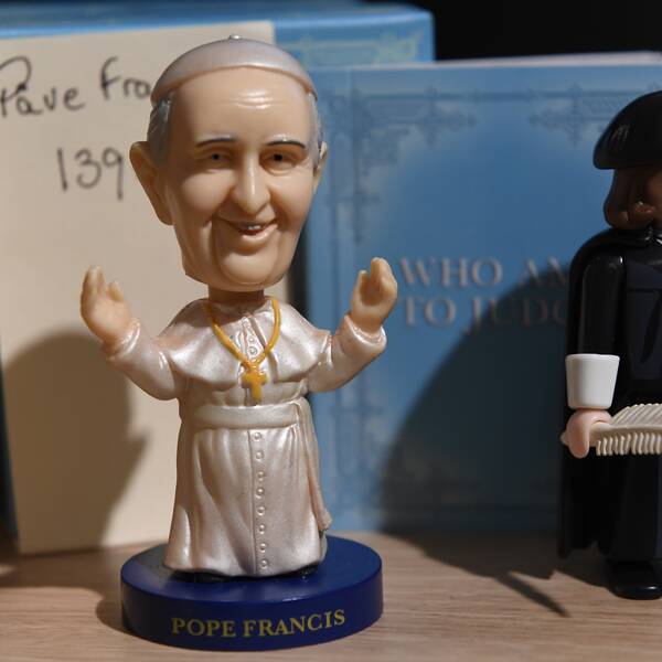 En docka som föreställer Påven Franciskus