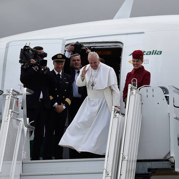 Påven tar avsked på Malmö airport.