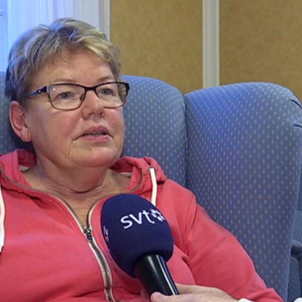 Agneta Assarsson sitter i en fåtölj. 