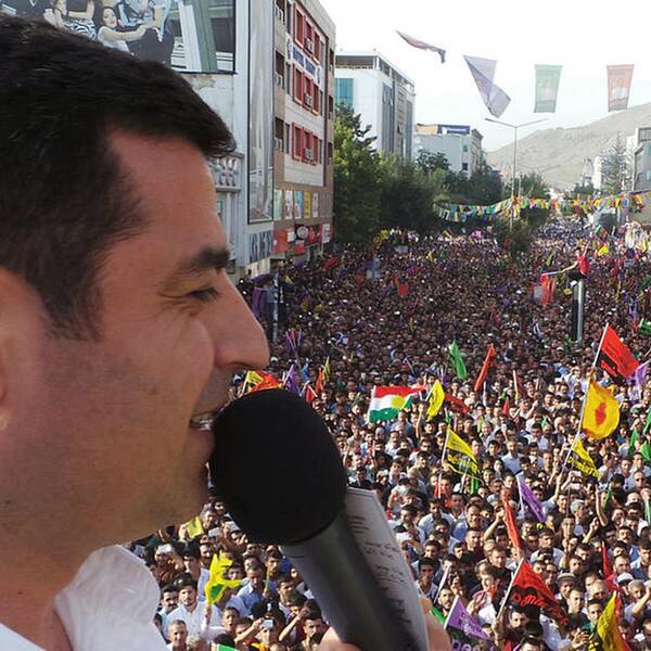 HDP-ledaren Selahattin Demirtastalar vid ett möte