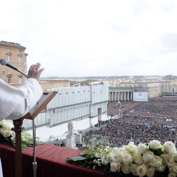 Påve Franciskus höll sitt påsktal inför hundratusentals åhörare på Petersplatsen.