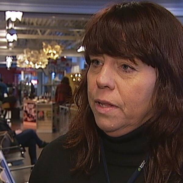 Mörkhårig kvinna, flygplatschefen Susanne Norman