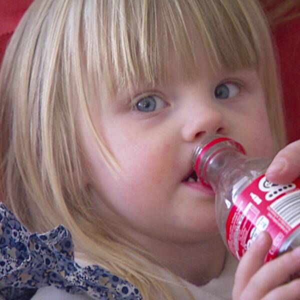 Ella, två år, dricker Coca-cola varje dag när hon kommer hem efter dagis.