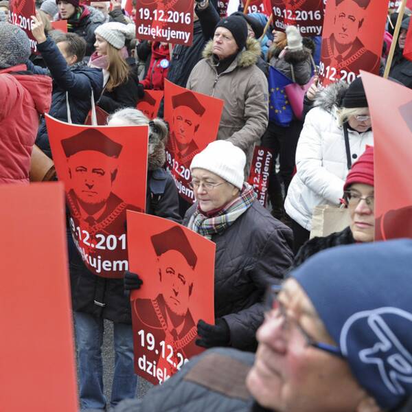 Demonstrationerna i Polen mot regeringen och dess försök att bland annat tysta medier har nu pågått i tre dagar.