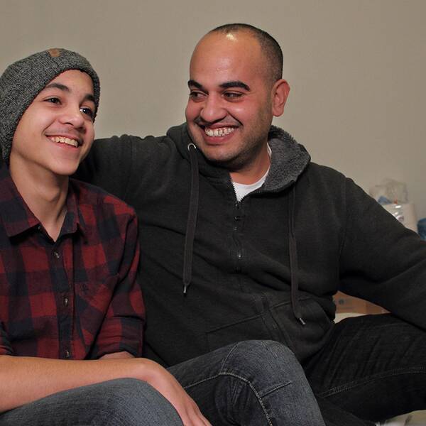 Ahmad och frabror Mohammad i nya lägenheten. ”Det är som en dröm,” säger en överrumplad Ahmad.