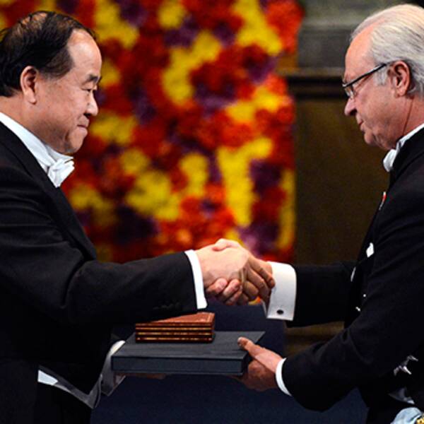 Mo Yan tar emot sitt Nobelpris i litteratur, från kung Carl XVI Gustaf.