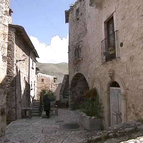 Den medeltida italienska byn Santo Stefano de Sessano i Abruzzo