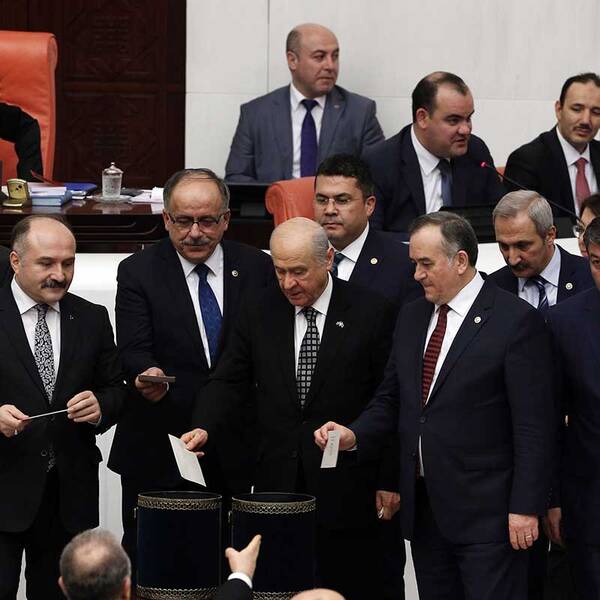 Parlamentsledamöter från nationalistiska MHP som stödjer förslaget till ny grundlag i Turkiet.