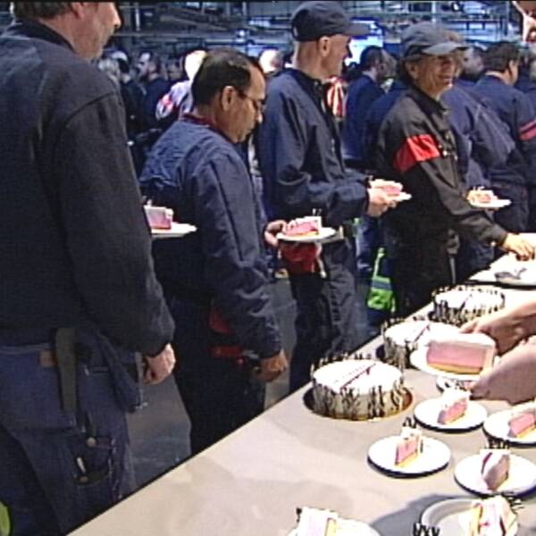 23 feruari 2011 bjöds de anställda bjöds på tårtkalas samtidigt som Saab hade akut penningkris.