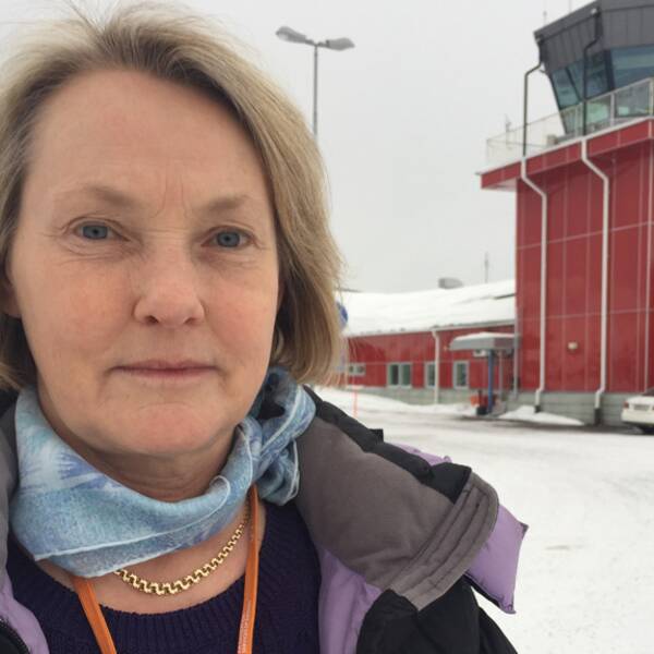 kvinna framför flygledartorn