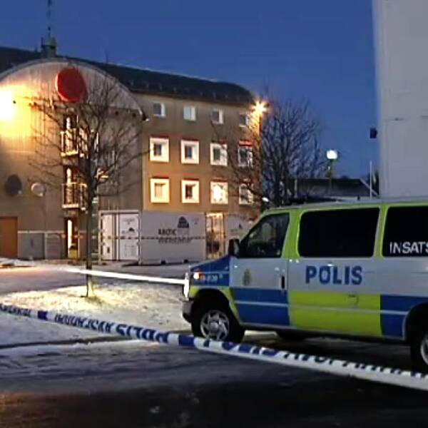 En man fick allvarliga skador efter en explosion i en container utanför ett flyktingboende i Västra Frölunda, Göteborg. 