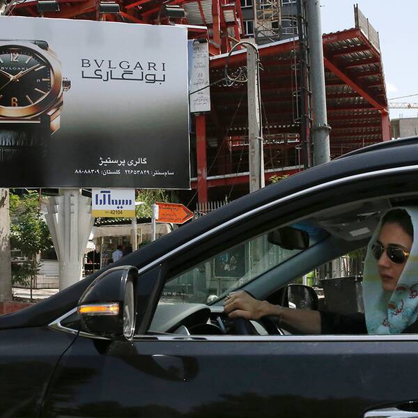 Kvinna i bil i Iran