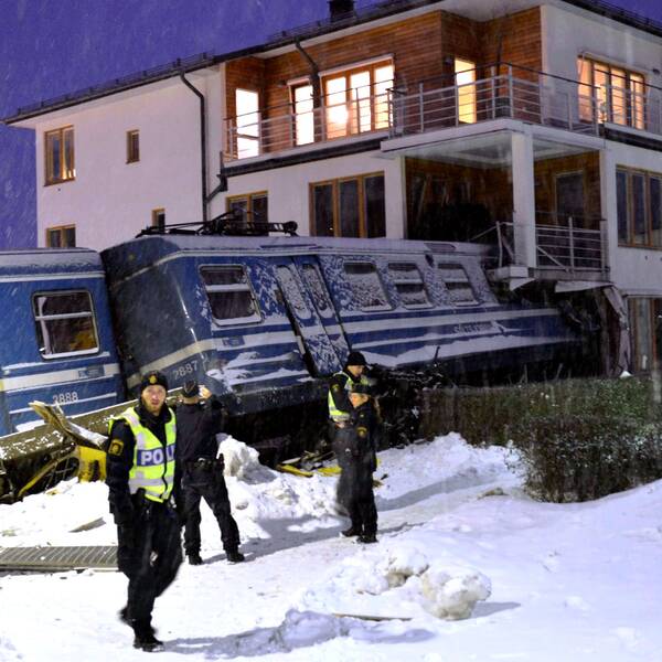 Ett tåg körde in i ett bostadshus i Saltsjöbaden 2013. Nu har tågoperatören Arriva fått en företagsbot på 500 000 kronor för arbetsmiljöbrott. Arkivbild.