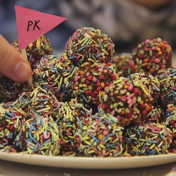 Pk-bollar. Chokladbollar med färgglatt strössel.
