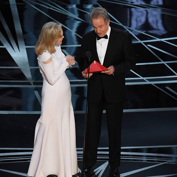 Faye Dunaway och Warren Beatty under prisutdelningen till bästa film på Oscarsgalan.